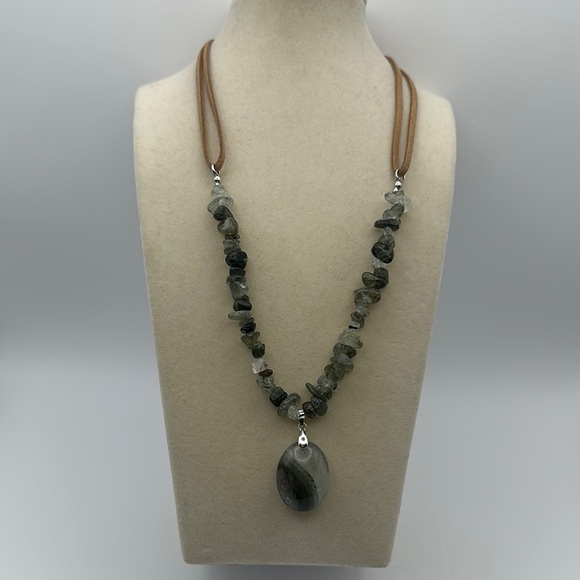 Garden Quartz Oval Pendant with Garden Quartz Chips Beads Faux Leather Necklace - Picture 2 of 16